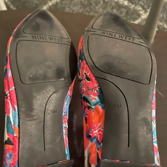 Nine West Flower Detail Flat. - Picture 2 of 6